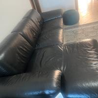 Divano nero in pelle con chaise longue