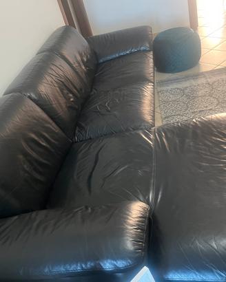 Divano nero in pelle con chaise longue