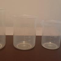 Kit becker di plastica graduati+imbuto di plastica