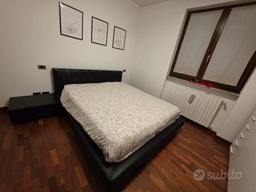 struttura letto contenitore con comodino