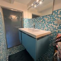 Coppia di mobili bagno con specchio