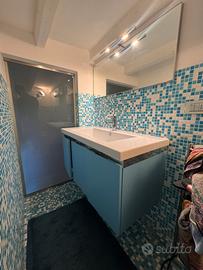 Coppia di mobili bagno con specchio