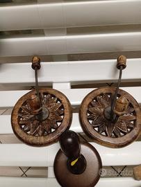 appendini in legno traforato e ferro battuto