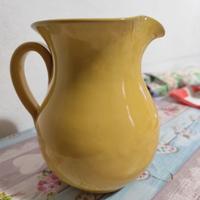 Brocca vintage in ceramica gialla