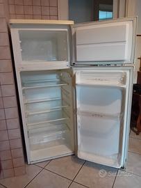 Frigorifero zoppas bianco con congelatore.