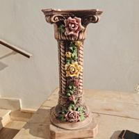 colonna decorata in ceramica 