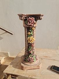 colonna decorata in ceramica 