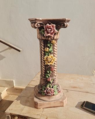 colonna decorata in ceramica 
