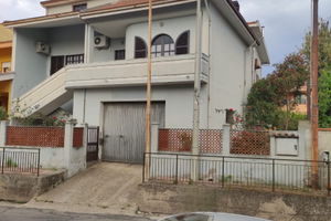 Casa indipendente con mansarda , garage e cortile