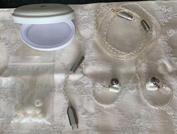 Cuffie IEM Meze Alba con dongle, cavo e gommini.