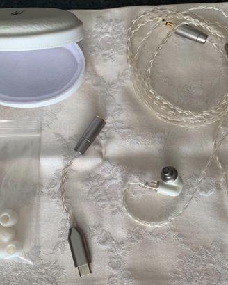 Cuffie IEM Meze Alba con dongle, cavo e gommini.