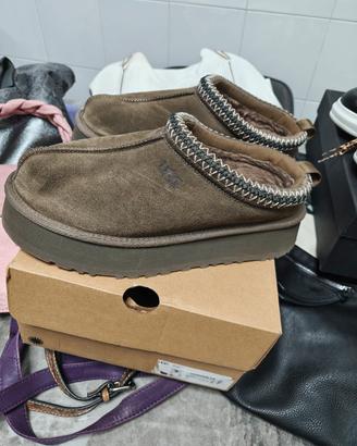 un paio scarpe messe  1 volta poi le ugg che tutti