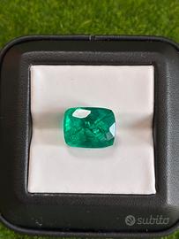 Smeraldo verde 9.50 ct taglio Emerald certificato