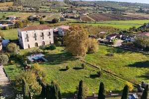 Palazzo / Stabile di 400 m² con più di 5 locali a 