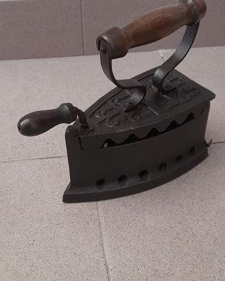 vecchio ferro da stiro a carbone marchiato D.F.B.