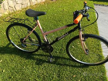 Bicicletta donna rosa e nera