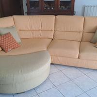 Divano con penisola e pouf PoltroneSofà