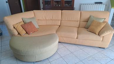 Divano con penisola e pouf PoltroneSofà