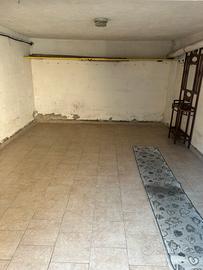 Ampio Garage in cortile condominiale