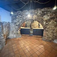 Locale commerciale di 100mq. con corte esterna esc