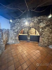 Locale commerciale di 100mq. con corte esterna esc