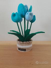 Pianta all'uncinetto con fiori tulipani azzurri.