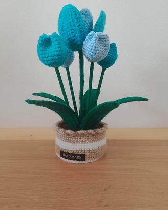 Pianta all'uncinetto con fiori tulipani azzurri.