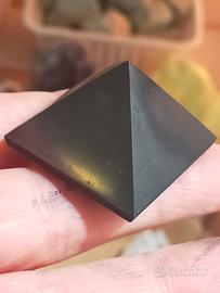 Piramide in Shungite