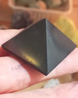 Piramide in Shungite