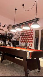 Tavolo a biliardo con lampadario