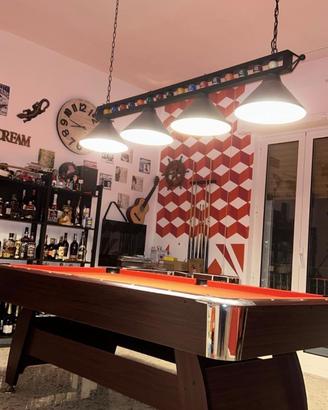 Tavolo a biliardo con lampadario
