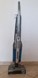 aspirapolvere e scopa a vapore