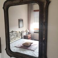 Specchio con cornice in legno sagomata argento