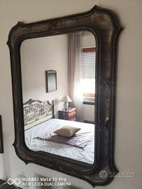 Specchio con cornice in legno sagomata argento