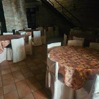 tavoli rotondi con prolunghe , sedie e coprisedie 