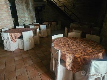 tavoli rotondi con prolunghe , sedie e coprisedie 