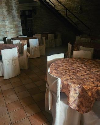 tavoli rotondi con prolunghe , sedie e coprisedie 