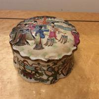 Scatola in porcellana dipinta in rilievo