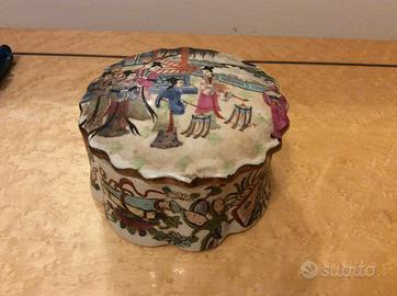 Scatola in porcell.dipinta in rilievo con Sigillo