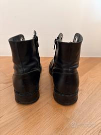 Anfibio in vera pella nera con maxi occhielli