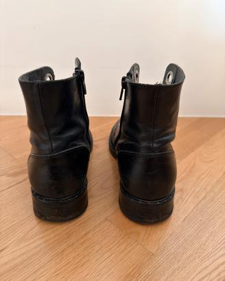 Anfibio in vera pella nera con maxi occhielli