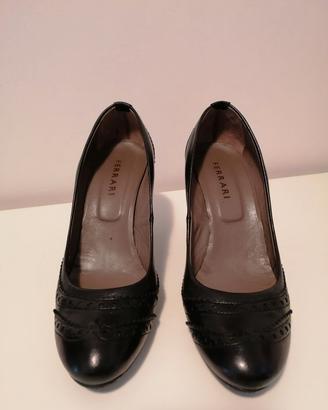 Décolleté a coda di rondine in pelle nera