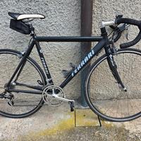 Bici da corsa con forcelle in carbonio revisionata