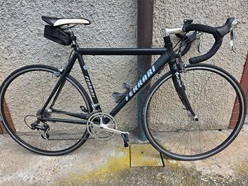 Bici da corsa con forcelle in carbonio revisionata