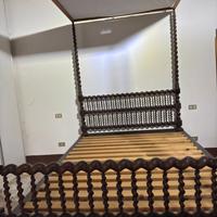 Letto a baldacchino antico in legno tornito

