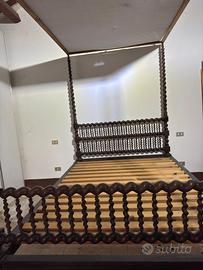 Letto a baldacchino antico in legno tornito

