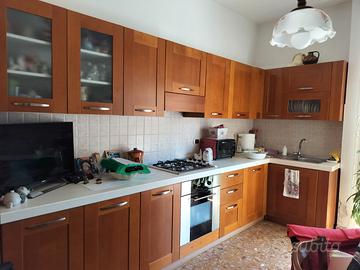 Cucina angolare in legno completa di elettrodomest
