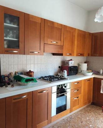 Cucina angolare in legno completa di elettrodomest