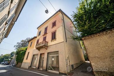 Casa indipendente di 263 m² con più di 5 locali a 
