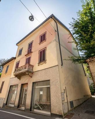 Casa indipendente di 263 m² con più di 5 locali a 